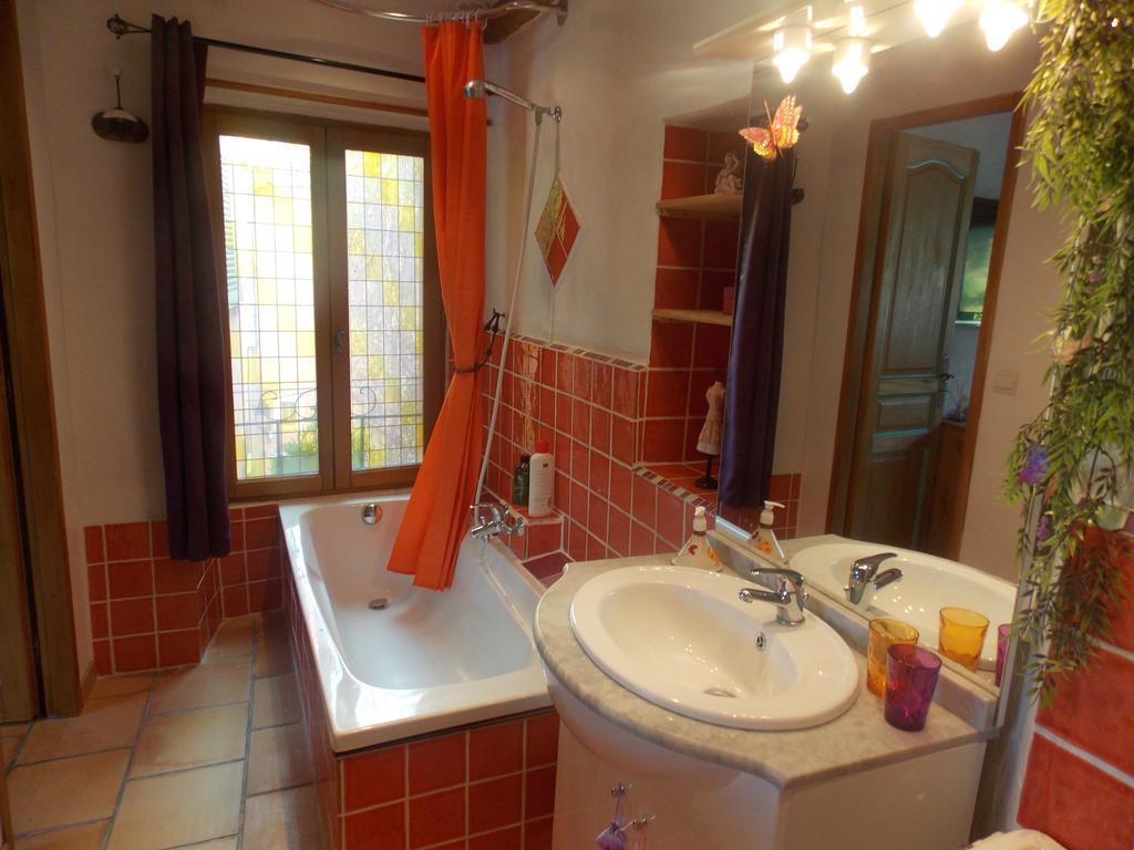 La Maison Du Bonheur Aups Habitación foto